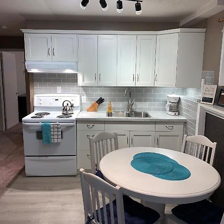 Newly Renovated Basement Suite! Летбрідж Екстер'єр фото