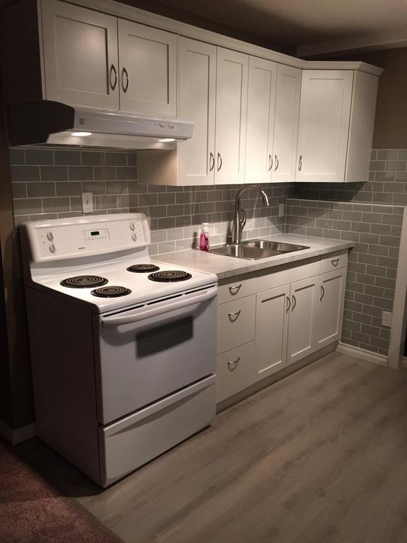 Newly Renovated Basement Suite! Летбрідж Екстер'єр фото