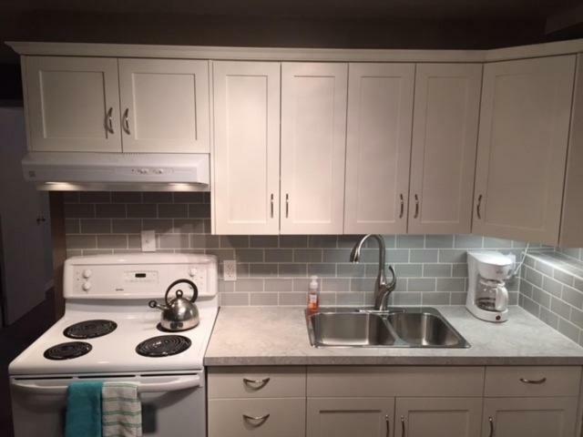 Newly Renovated Basement Suite! Летбрідж Екстер'єр фото