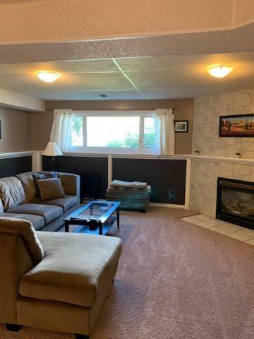 Newly Renovated Basement Suite! Летбрідж Екстер'єр фото